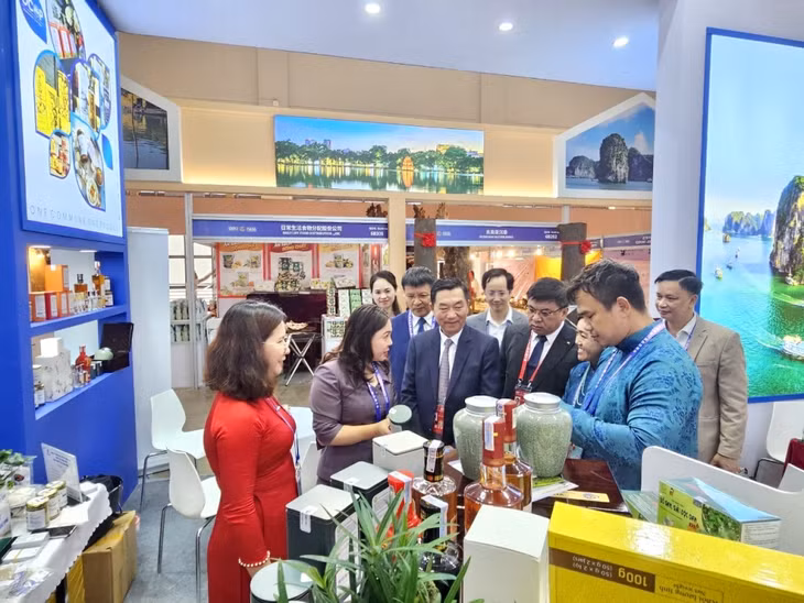 Director of the provincial Department of Industry and Trade, Nguyen Thi Hien, introduced Quang Ninh's typical products to delegates at the fair.