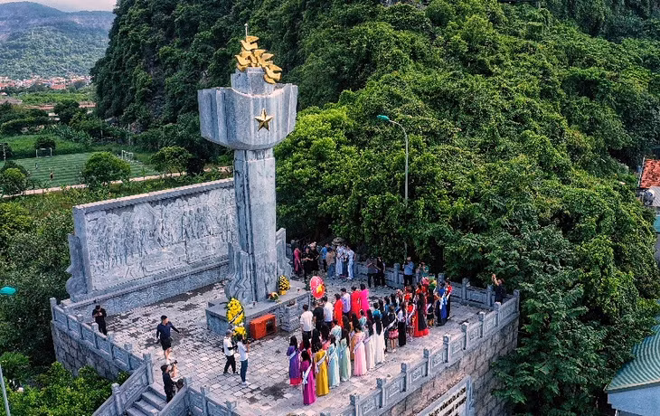 Candidates offered flowers and incense at the Monument to the Martyrs of Vung Duc.
