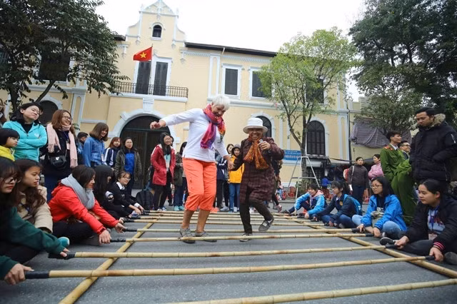 International visitors participate in cultural activities at the walking street around Hoàn Kiếm Lake in Hà Nội. VNA/VNS Photo Thành Đạt