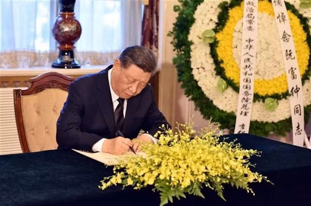 General Secretary of the Communist Party of China (CPC) Central Committee and President of China Xi Jinping writes in the condolence book. — VNA/VNS Photo