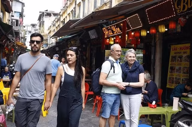 International tourists visit Hà Nội. VNA/VNS Photo