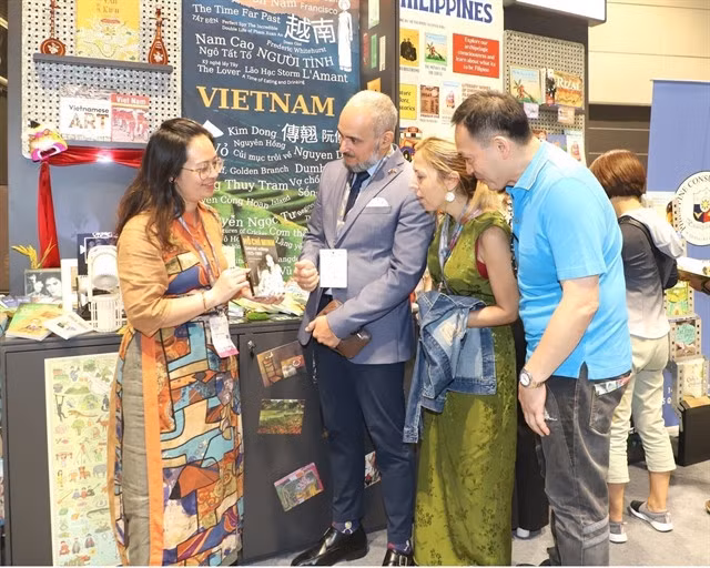 Visitors are interested in a Vietnamese publication about President Hồ Chí Minh. VNA/VNS Photo Xuân Vịnh