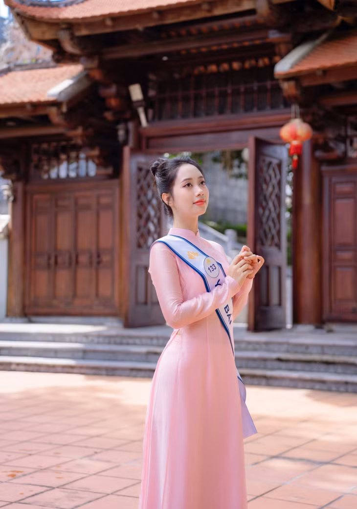 Contestant Nguyen Mai Phuong (Candidate No. 133 from Yen Bai province) at the ancient gate of Vung Duc Temple.