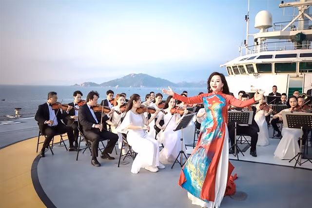 Meritorious Artist Khánh Hòa and orchestra perform on the Yết Kiêu ship of Brigade 189. Photo courtesy of VTV