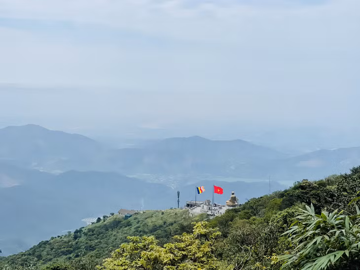 Yen Tu Mountain boasts breathtaking scenery along with hundreds of temples, other man-made structures, and religious objects.