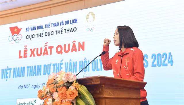 Badminton player Nguyễn Thùy Linh makes an oath at the event, promising to achieve highest possible results in Paris.