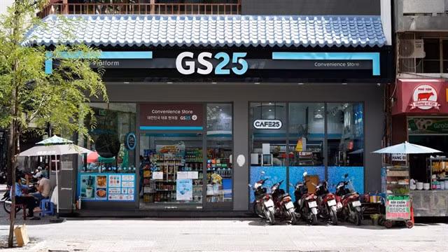 After four years of operation in Việt Nam, the Korean GS Retail convenience store brand GS25 currently has 200 stores in Việt Nam. — Photo courtesy of the company