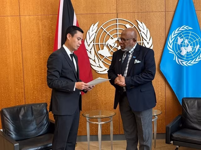 President of the 78th UN General Assembly Dennis Francis meets with Ambassador Đặng Hoàng Giang, head of the Permanent Delegation of Việt Nam to the United Nations in New York and sends his deepest personal condolences and the entire UN General Assembly's condolences to the State. and the people of Việt Nam. — VNA/VNS Photo Thanh Tuấn