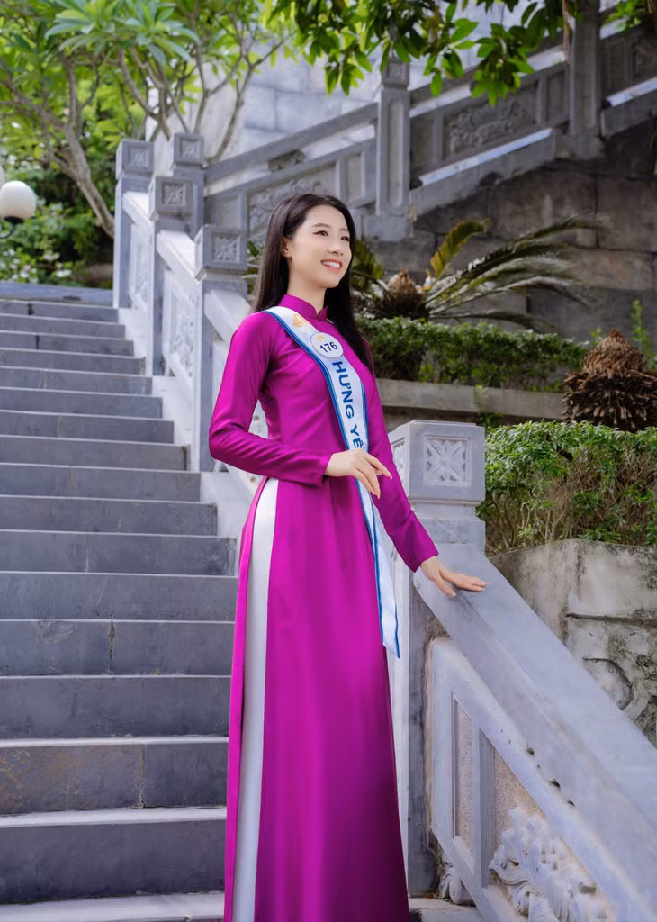 Contestant Nguyen Thi Hao (Candidate No. 176 from Hung Yen province), in a dreamy Hue purple aodai, stood on the stone steps .