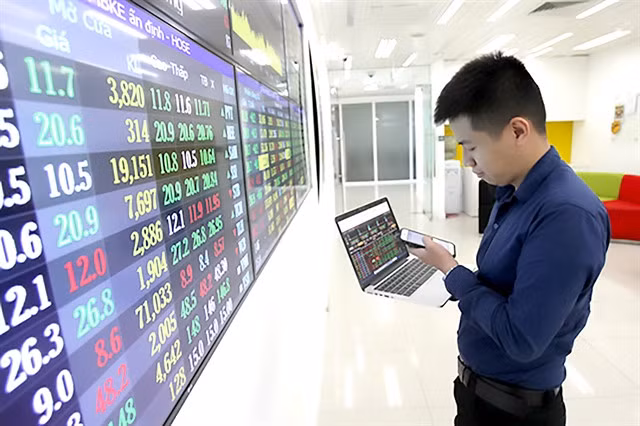 An investor trading stocks. The stock market has seen two consecutive weeks of decline. — Photo baotintuc.vn
