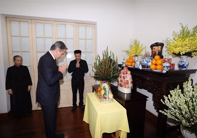 US Secretary of State Antony J. Blinken offers incense to the Party leader. VNA/VNS Photo Trí Dũng