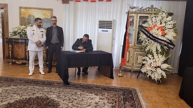 Iranian Deputy Defense Minister Seyed Hamzeh Ghalandari pays respects and writes in the funeral book for General Secretary Nguyễn Phú Trọng at the Vietnamese Embassy in Iran. VNA/VNS Photo