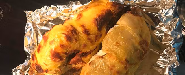 Grilled durians lure many foodies and youngsters. Photo kangaroo.vn