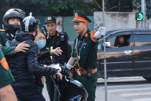 Traffic police offer assistance, directing vehicles at the Trần Hưng Đạo-Lê Thánh Tông intersection. — VNA/VNS Photo Minh Quyết
