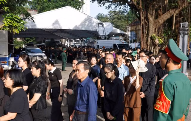 Everyone wanted to express their gratitude to the Party General Secretary who devoted his life to the nation. — VNA/VNS Photo Doãn Tấn