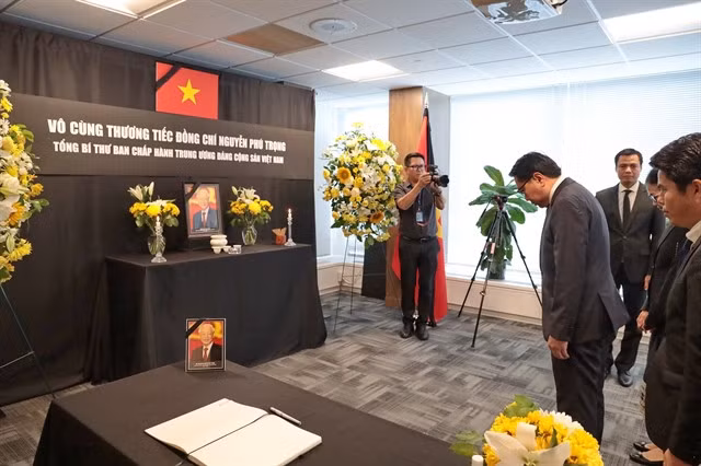 Ambassador Anouparb Vongnorkeo, Permanent Representative of the Lao PDR to the United Nations pays his respects to Việt Nam’s Party General Secretary Nguyễn Phú Trọng at the Permanent Mission of the Socialist Republic of Việt Nam in New York, the United States. — VNA/VNS Photo Thanh Tuấn