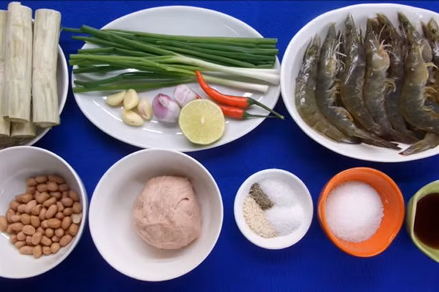 Ingredients to make chạo tôm include tiger prawn and pork fat. Photo dienmayxanh.com