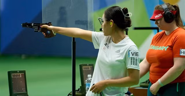 Trịnh Thu Vinh (in white) is expected to advance to finals of two shooting categories in the Paris Olympics. Photo of ISSF
