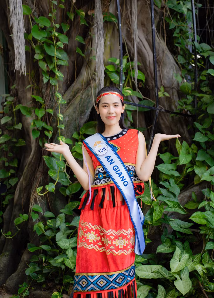 Candidate Pham Phi Phung (Candidate No. 128) in traditional costumes of ethnic minorities in the Central Highlands.