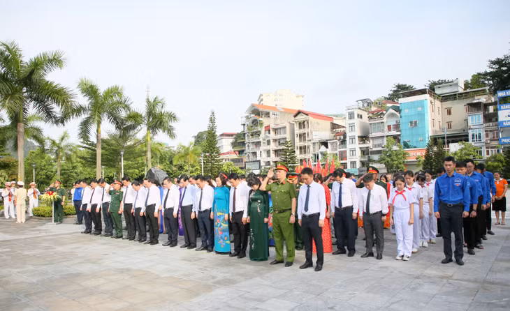 The delegation also paid homage to martyr Vu Van Hieu, the first Secretary of the Quang Ninh Mining Area Special Committee at the Monument of Comrade Vu Van Hieu.