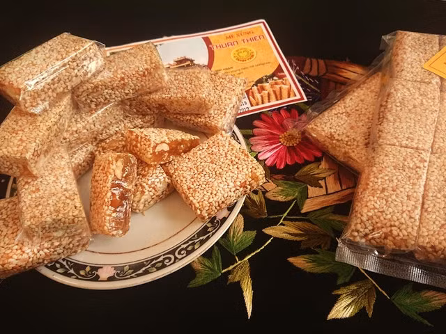 Almost visitors to Huế are interested in enjoying sesame candy or kẹo mè xửng, a specialty of Huế. Photo mia.vn