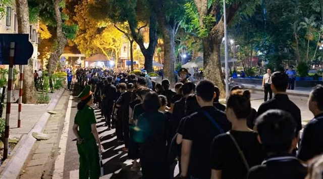 Thousands of people wait to pay their respect to Party General Secretary Nguyễn Phú Trọng g at the National Funeral Hall in Hà Nội. VNA/VNS Photos