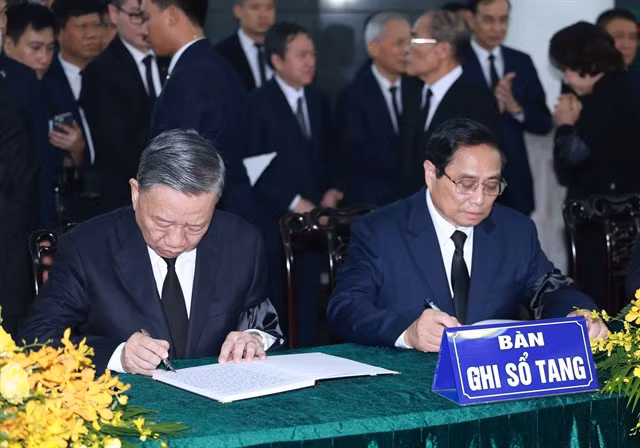 State President Tô Lâm and Prime Minister Phạm Minh Chính wrote in the funeral guest book. VNA/VNS Photos