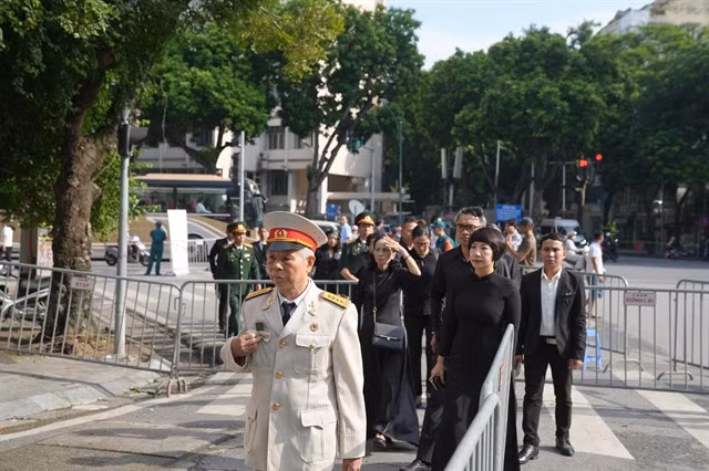 In the rain and in the sunshine, people patiently wait for their turn to honour the much-loved and respected statesman. — VNA/VNS Photo Ngọc Liên