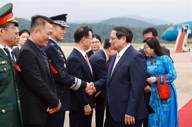 RoK officials welcome PM Chính and his spouse at Seongnam Seoul Air Base, Gyeonggi province. the RoK on Sunday.