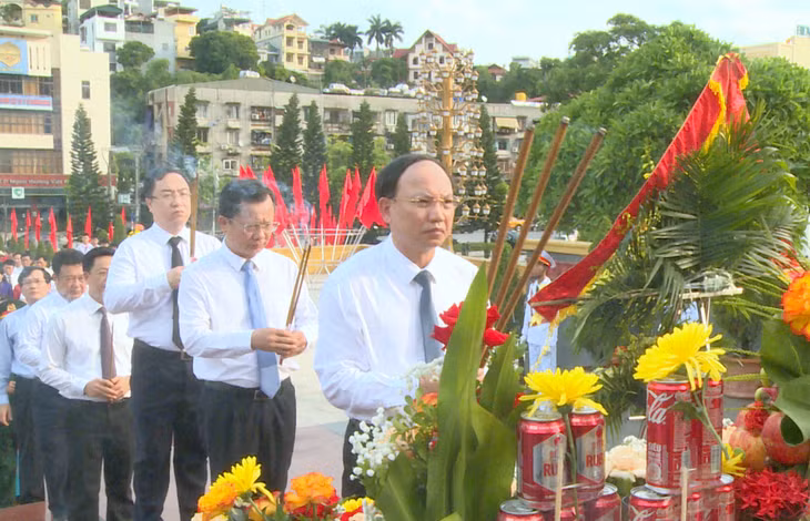 Secretary of the Provincial Party Committee, Nguyen Xuan Ky, offered incense to heroes and martyrs.