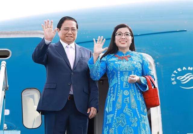Prime Minister Phạm Minh Chính and his spouse leave Hà Nội on Sunday morning for their visit to the Republic of Korea. VNA/VNS Photos Dương Giang