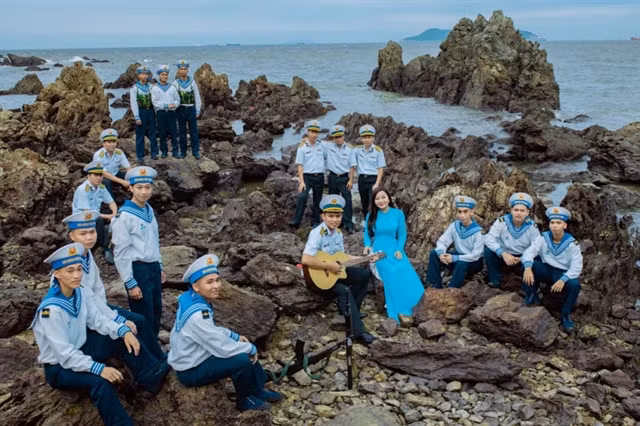 The Việt Nam People's Navy supports aircraft and ships, as well as about 1,000 soldiers from many units to help the film crew complete their mission. Photo courtesy of VTV