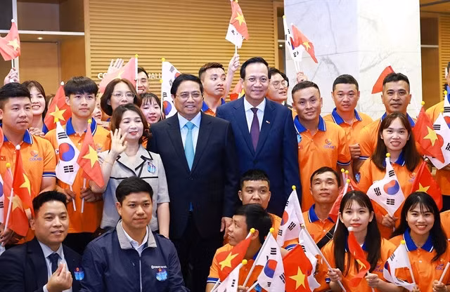 Prime Minister Phạm Minh Chính and Vietnamese workers in the Republic of Korea at the forum in Seoul on Monday. — VNA/VNS Photo Dương Giang