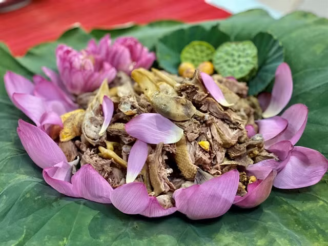 Duck cooked with lotus flowers is a tasty great dish that excites many foodies. — Photo tcdlichtphcm.vn
