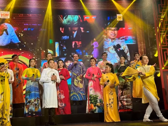 ARTISTIC LEGEND: Famous artists of cải lương (reformed opera), a 100-year-old form of Vietnamese theatre in the South, have worked to raise funds to build a memorial house for cải lương guru Viễn Châu. — Photo courtesy of HCM City Theatre Association