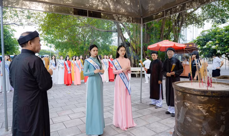 They offered incense at Cua Ong Temple.