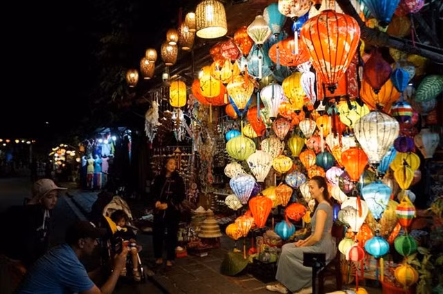 Hội An is most stunning at night as lanterns, the local unique craft, is lights up in every corners. VNA/VNS Photo