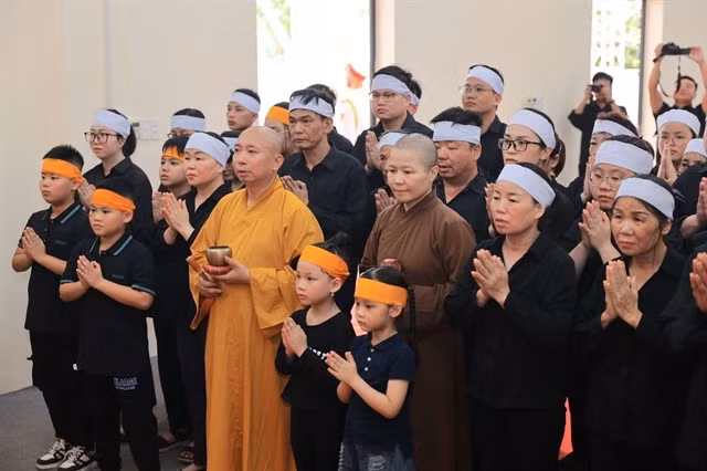 Relatives of General Secretary of the Central Committee of the Communist Party of Việt Nam Nguyễn Phú Trọng attends the memorial service in Đông Hội Commune, Đông Anh District, Hà Nội. — VNA/VNS Photo