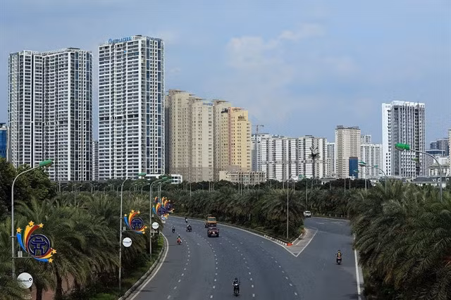 Hà Nội not only hasve the famous Old Quarters with ancient streets and thousands of red tile-roofed houses, but also high-rise buildings in the western area. VNA/VNS Photo Tuấn Anh