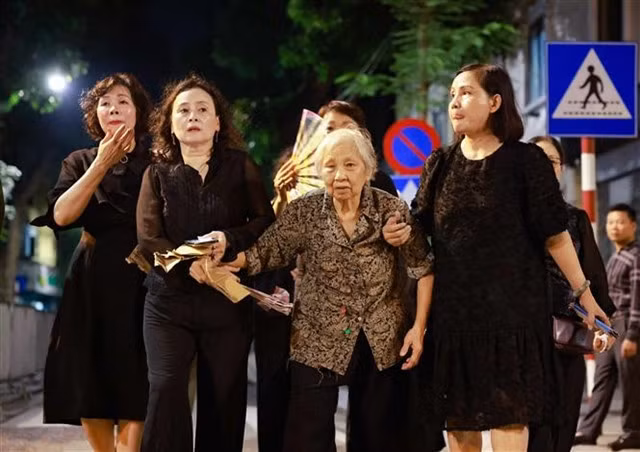 At 9.45pm, an elderly individual, accompanied by their grandchildren, arrived at the National Funeral Hall to pay respects to General Secretary Nguyễn Phú Trọng.