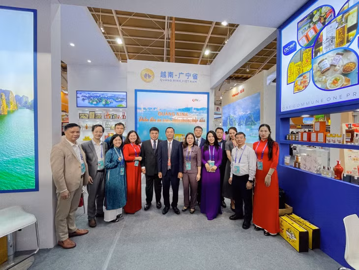 Mr. Hoang Minh Son, Consulate General of Vietnam in Kunming and Mr. Le Hoang Tai, Deputy Director of the Department of Trade Promotion (under Ministry of Industry and Trade) visited and took a photo at Quang Ninh's booth.