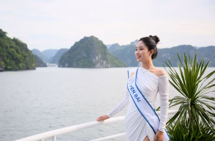Miss Tourism Vietnam candidates impressed by Ha Long Bay’s beauty ảnh 8