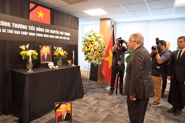 United Nations Secretary General Antonio Guterres pays his respects to Việt Nam’s Party General Secretary Nguyễn Phú Trọng at the Permanent Mission of the Socialist Republic of Việt Nam in New York, the United States.— VNA/VNS Photo Thanh Tuấn