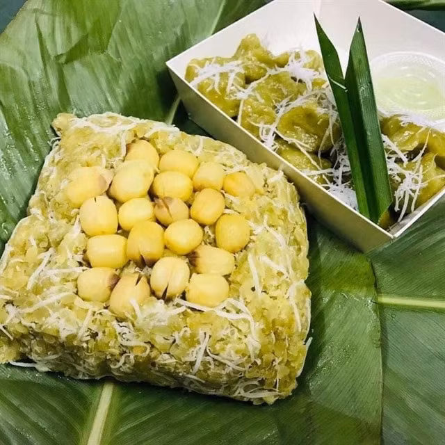 Xôi cốm or old green sticky rice cooked with lotus seeds topped with coconut threads is one of most tasty dishes made from lotus. — Photo cacaohanoi.vn
