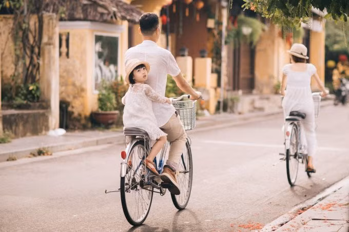 Tourists can rent a bike and cycle around Hoi An. Photo by VnExpress/Nguyen Huu Phuong Uyen