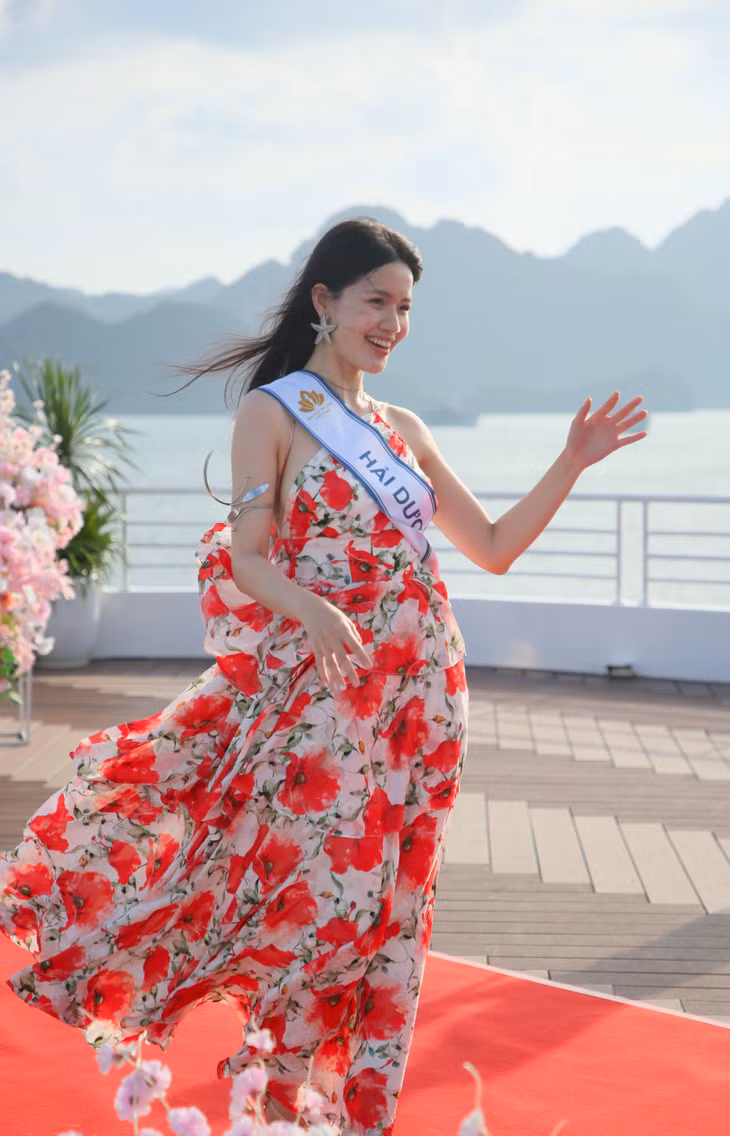 They look so wonderful with the Ha Long sea breeze