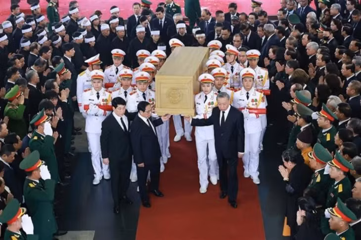 In a solemn and respectful ceremony, Party and State leaders escorted General Secretary Nguyễn Phú Trọng's casket.
