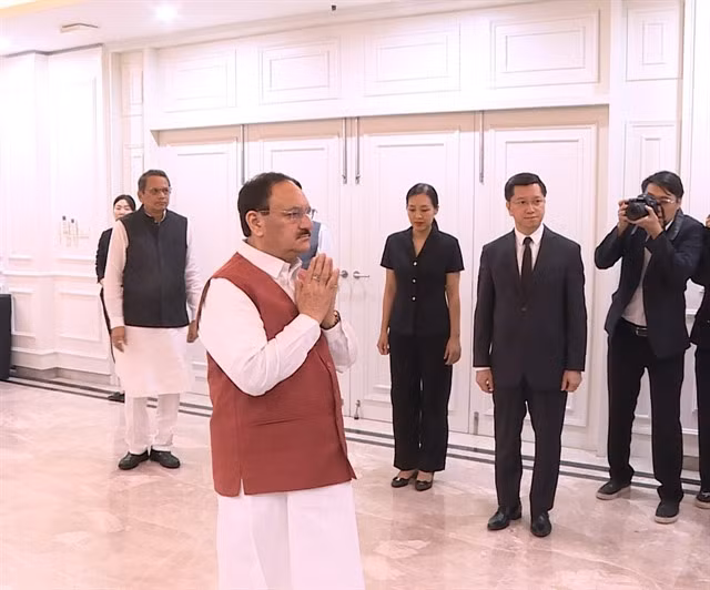 President of ruling Bharatiya Janata Party of India JP Nadda pays respects to General Secretary Nguyễn Phú Trọng at the Vietnamese Embassy in India. — VNA/VNS Photo