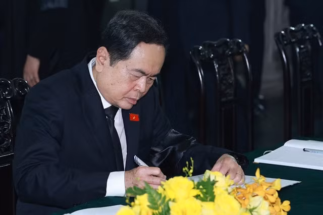 National Assembly Chairman Trần Thanh Mẫn writes in the funeral book. — VNA/VNS Photo Dương Giang