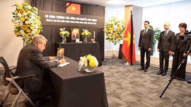 United Nations Secretary General Antonio Guterres writes the funeral book after paying his respects to Việt Nam’s Party General Secretary Nguyễn Phú Trọng at the Permanent Mission of the Socialist Republic of Việt Nam in New York, the United States. — VNA/VNS Photo Thanh Tuấn